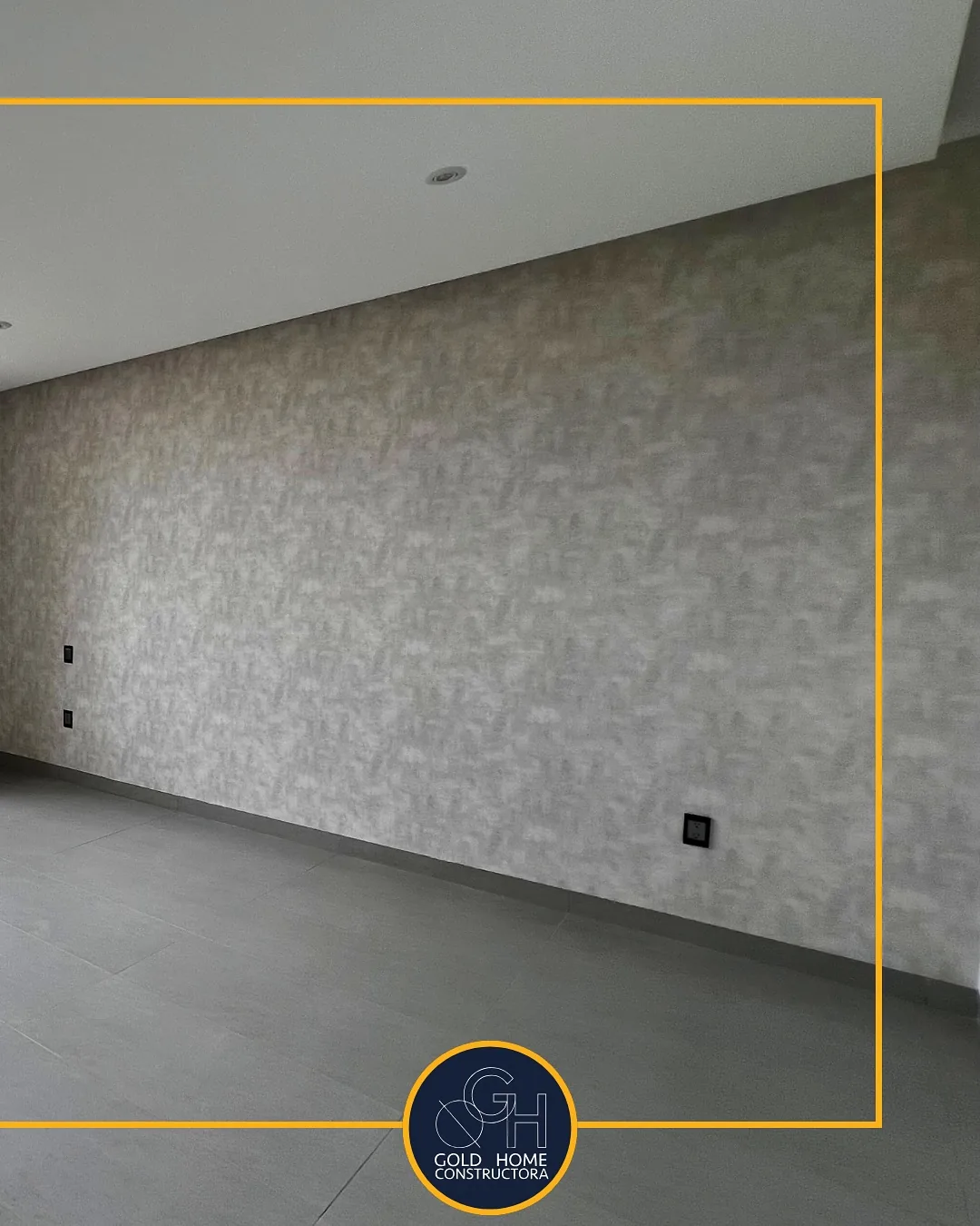 Interior con muro decorativo